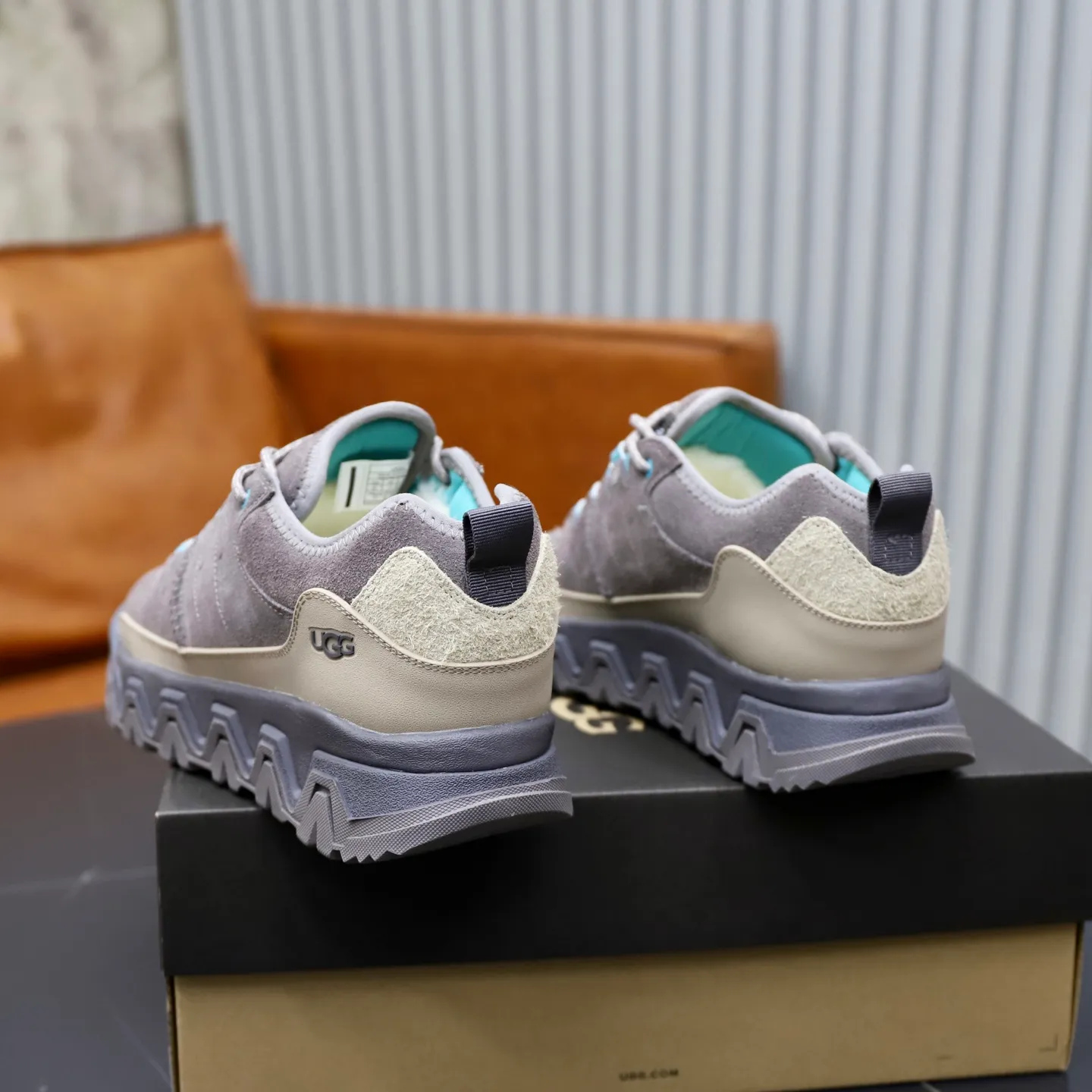Factory price: 600💰Couple hiking shoes UGG short snow boots Autumn and winter brother's new series.........Multiple colors available Original and cute appearance, fur integrated 100% original with single wool thread Very precious and time-consuming Imported wool fur integrated warm and comfortable double care of feet A must-have item in winter Vamps with fur integrated wool outsole vs. original non-slip outsole Size: #35-40 for women and 39-44 for men